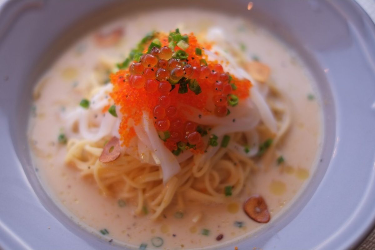 大船の赤ちょうちんが招く日常と人情が染みる庶民のホルモングルメ物語